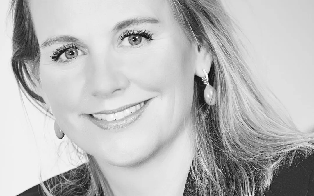 Zwart-witportret van Anette Appelhof van HAPPY Professionals