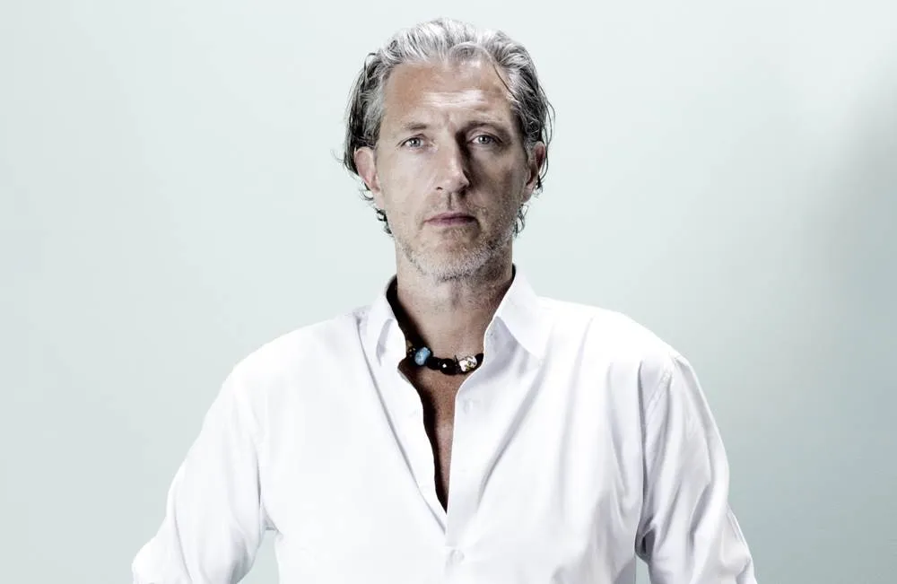 Portret van designer Marcel Wanders in een wit overhemd