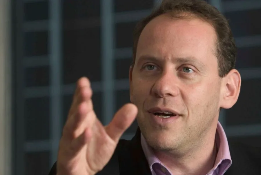 Ricardo Semler gebaart met zijn hand terwijl hij aan het woord is tijdens een interview