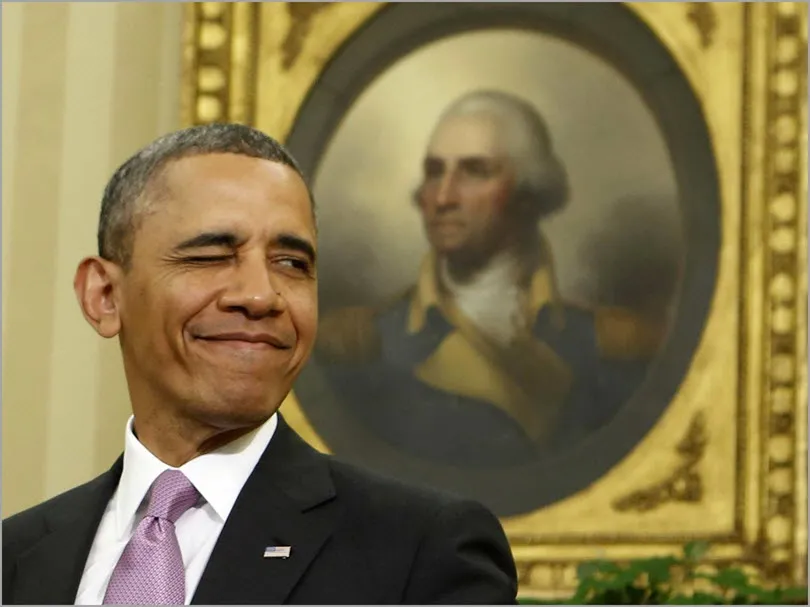 Barack Obama knipoogt, met op de achtergrond een geschilderd portret van George Washington
