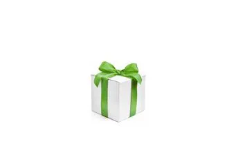 Wit cadeaudoosje met een groene strik op een witte achtergrond